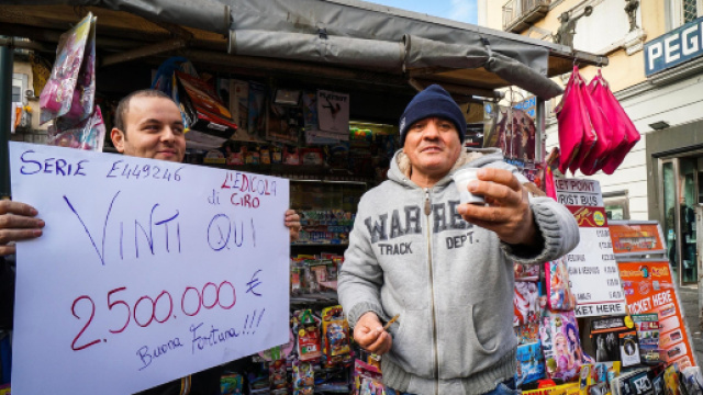 Lotteria Italia: festa a Napoli, il vincitore forse &egrave; un turista