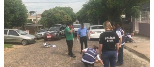Depois do crime, a per&iacute;cia foi chamada ao local (Foto:divulga&ccedil;&atilde;o Pol&iacute;cia Civil)