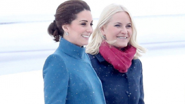 Kate Middleton con un cappotto premaman