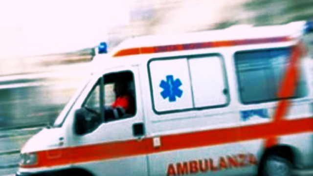 La donna di 44 anni &egrave; morta mentre veniva trasportata in ospedale a Sassari.