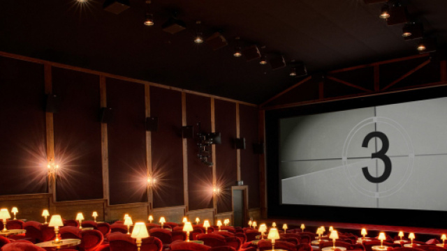 una sala cinematografica prima dell'inizio di un film