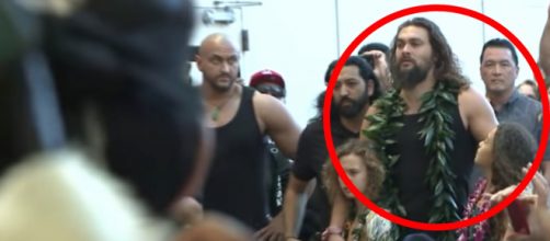 Jason Momoa e filha na premiere de Aquaman realizada no Hawaii. (Reprodu&ccedil;&atilde;o)