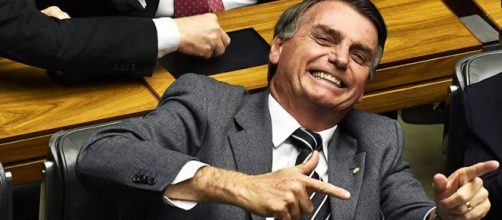 Presidente Bolsonaro afirma garantir a flexibilidade da posse de arma atrav&eacute;s de decreto. (Foto: Portal de not&iacute;cias)