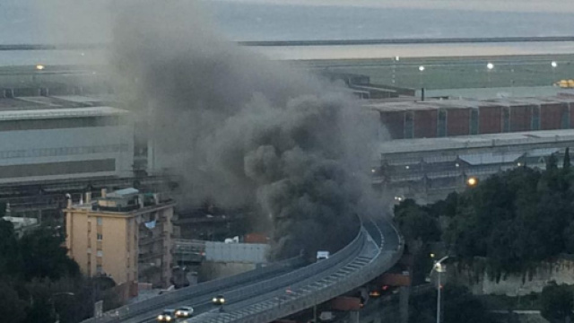 Incendio a Genova: muore un uomo, probabilmente un senzatetto