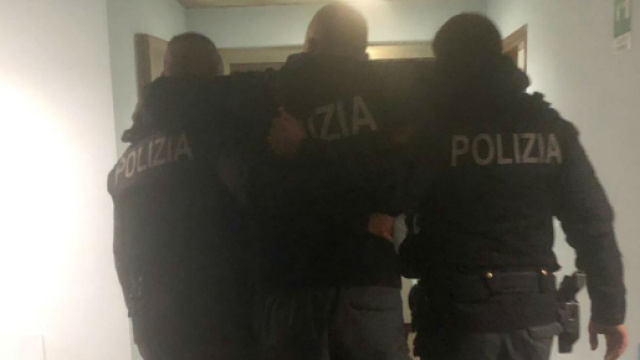 Guerriglia a Roma, bombe carta ultr&agrave; Lazio contro agenti - momentoitalia.it