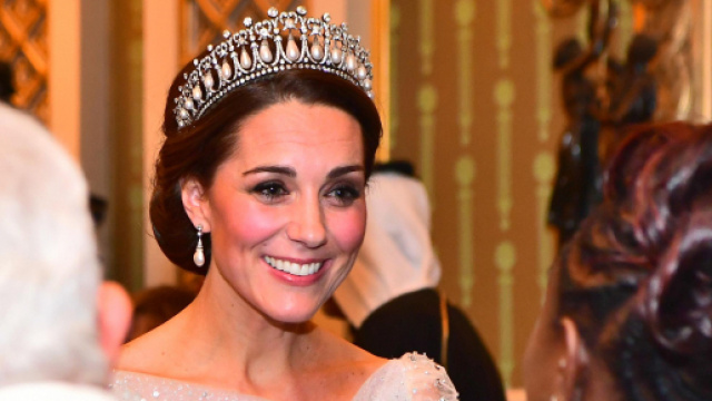 Kate Middleton corona vestito bianco
