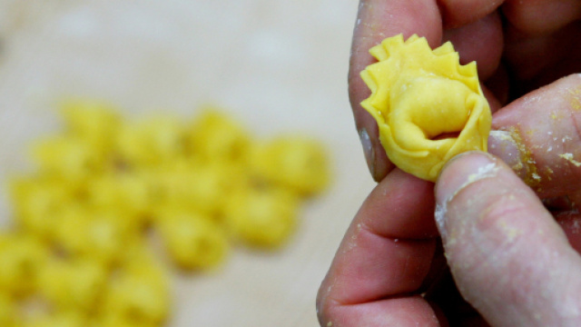 Bologna: Tortellini al pollo per favorire l'integrazione, l'ira di Salvini e della Lega