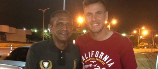 Goleiro posou para foto com homem que tinha acabado de ajudar. (Eduardo Nogueira/Arquivo Pessoal)