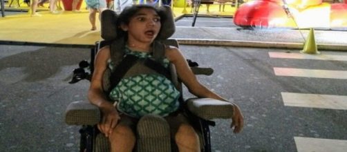 Jovem utiliza cadeira especial para locomo&ccedil;&atilde;o. (Reprodu&ccedil;&atilde;o/Arquivo Pessoal)