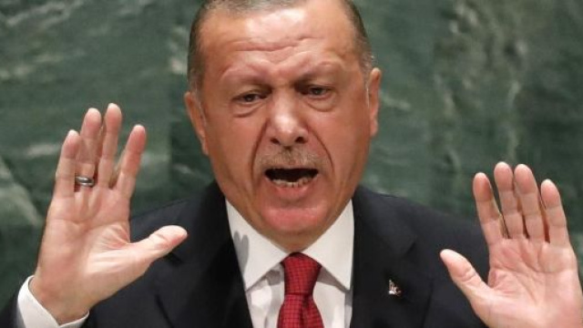 Caos Siria, Erdogan minaccia l'Ue: 'In arrivo 3 milioni di rifugiati se ci ostacolate'