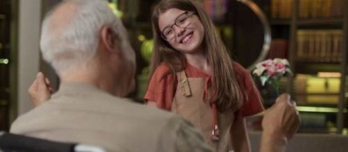 Paloma emociona Alberto com presente de Natal. (Reprodu&ccedil;&atilde;o/TV Globo)