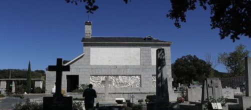 Exterior del mausoleo, visto desde el camposanto de Mingorrubio. / LUIS SEVILLANO