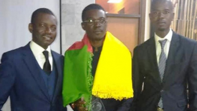 Le Dr Albert Ze recevant son prix en C&ocirc;te d'Ivoire (c) Albert Ze