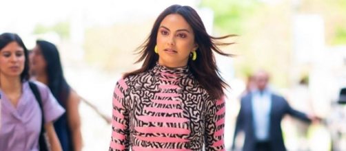 Camila Mendes gosta de usar itens ousados. (Reprodu&ccedil;&atilde;o/Instagram/@camimendes)