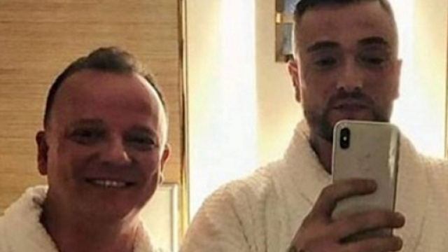 Gigi D'Alessio a sinistra, Gu&eacute; Pequeno a destra.