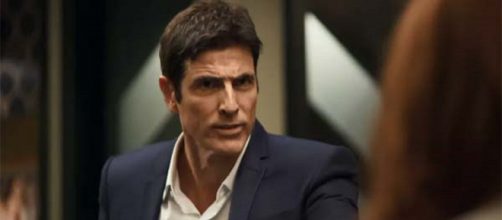 Evelina faz R&eacute;gis ser preso pelos crimes de Josiane em 'A Dona do Peda&ccedil;o'. (Reprodu&ccedil;&atilde;o/ TV Globo)