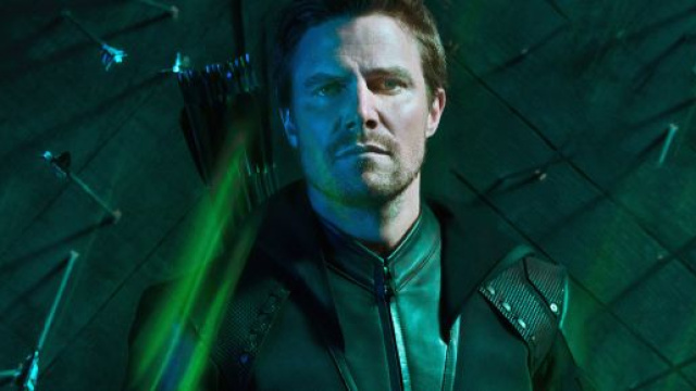 Oliver Queen (Stephen Amell) Arrow 8: l'arciere inizia la sua missione per impedire la Crisi