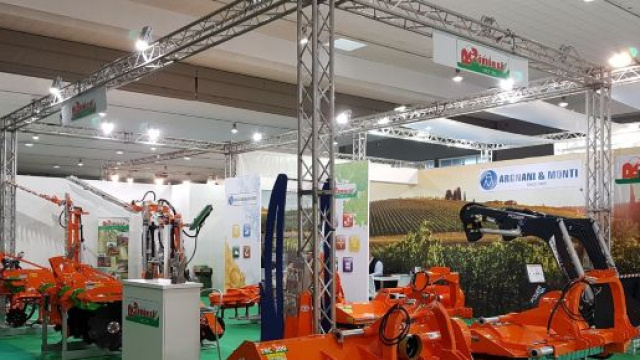 Numerosi mezzi agricoli presenti ad Agrilevante.