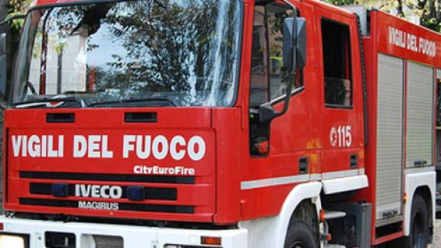 Roma, 64enne incendia la casa e si getta dal balcone, morta