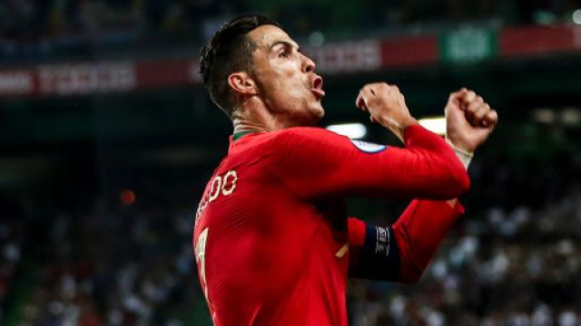 Ronaldo marque son 700e but contre l'Ukraine.