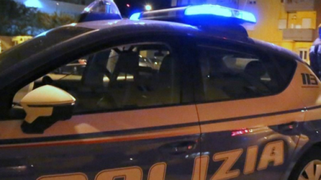 Roma, tenta di soffocare la moglie: i vicini la salvano | ilcentro.it