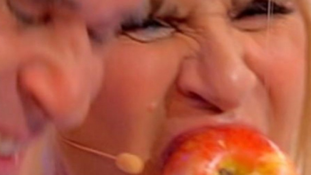 Uomini e Donne, il gioco della mela di Gemma e Jean Pierre crea caos in studio