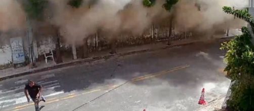 Imagem mostra o momento em que o Edif&iacute;cio Andrea desmorona em Fortaleza. (Reprodu&ccedil;&atilde;o/YouTube)