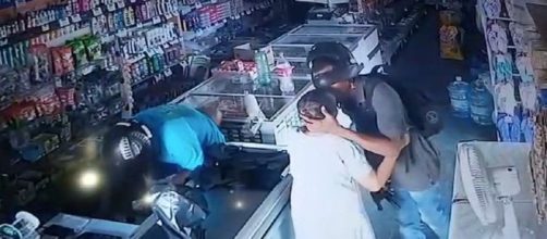 "N&atilde;o quero seu dinheiro", disse o assaltante &agrave; idosa. (Reprodu&ccedil;&atilde;o)