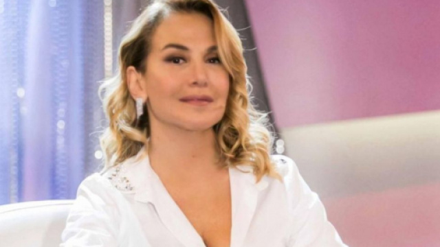 Barbara D'Urso offesa da un profilo fake legato a un giornalista: si pensa ad Alberto Dandolo.