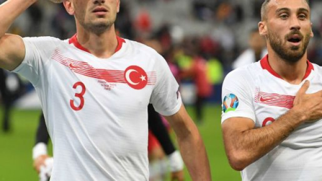 Demiral subissato di critiche per il saluto militare