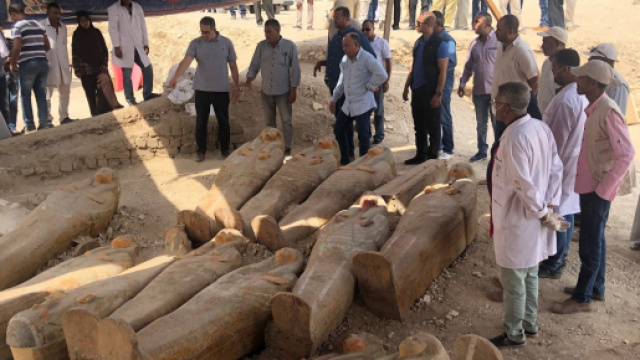 Il ritrovamento di alcuni dei sarcofaghi (via Twitter del profilo Ministry of Antiquities-Arab Republic of Egypt)