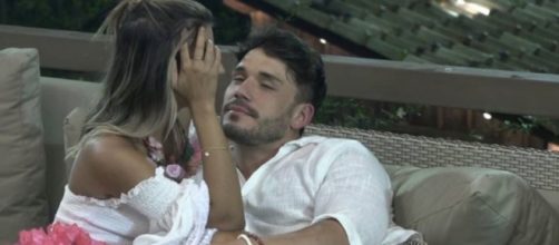 Hariany e Lucas tem conversa &iacute;ntima em 'A Fazenda'. (Reprodu&ccedil;&atilde;o/ Record TV)