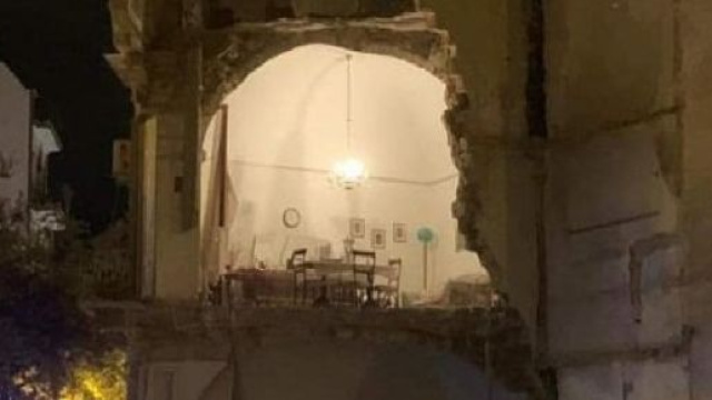 Andria, crolla parte di una palazzina in pieno centro storico: due feriti