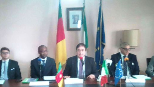 L'ambassadeur d'Italie au Cameroun et le ministre des PME lors de la semaine de la Gastronomie &agrave; Yaound&eacute; (c) Odile Pahai