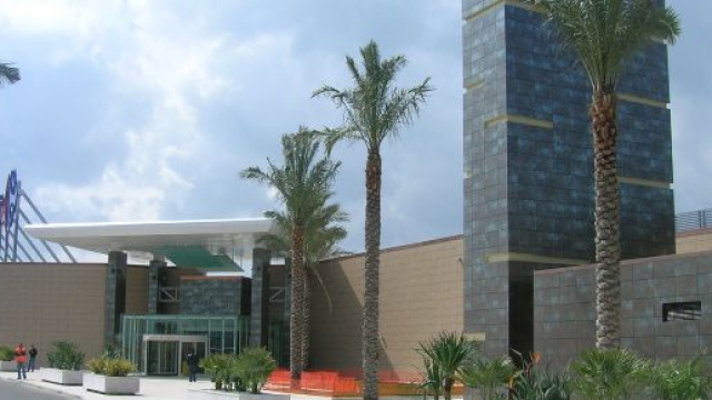 Brindisi, anziano aggredito fuori dal centro commerciale da due soggetti: carabiniere raggiunto da gomitata