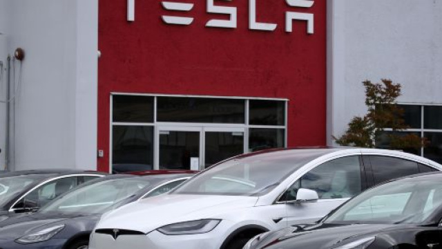 Des Tesla gar&eacute;es devant un batiment Tesla