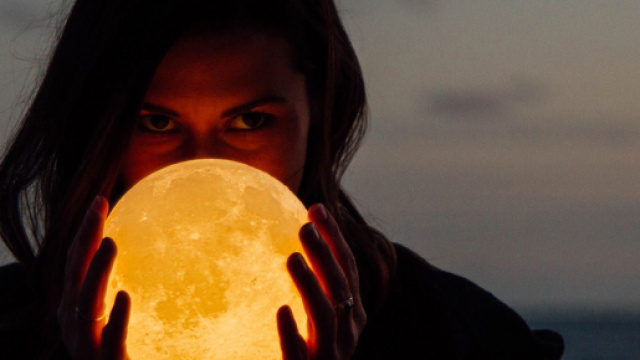 L'oroscopo del giorno 25 ottobre, 2^ sestina: la Luna 'sposa' Bilancia