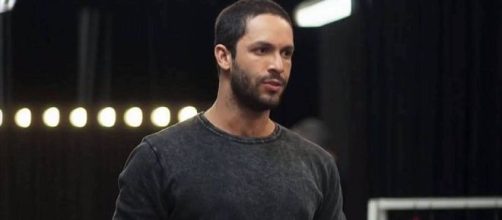 T&eacute;o quase pegar&aacute; J&ocirc; na cama com outro. (Reprodu&ccedil;&atilde;o/ TV Globo)