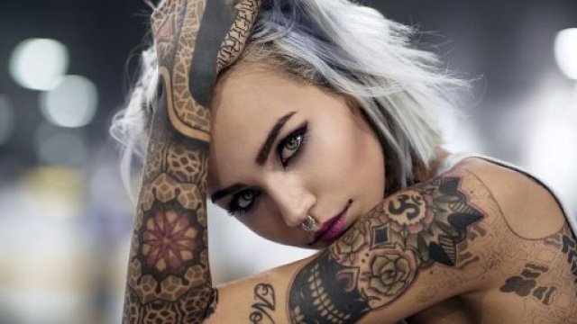 I tatuaggi sono un fenomeno di massa (13,8% donne, 11,7% uomini) ma pochi conoscono i rischi associati ai pigmenti usati per questi decori.