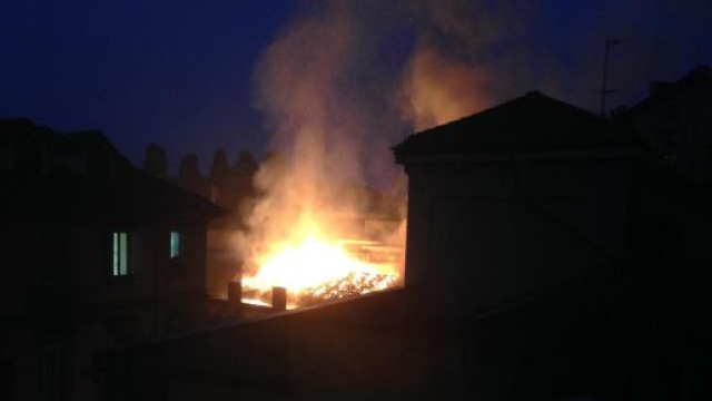 Una delle prime immagini dell'incendio che ha colpito la 'Cavallerizza Reale' oggi, 21 ottobre