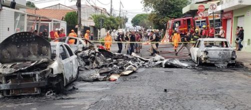 Avi&atilde;o de pequeno porte cai em bairro residencial de BH; tr&ecirc;s morrem. Reprodu&ccedil;&atilde;o/G1