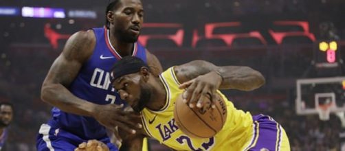 Kawhi dominates LeBron on first NBA game. [Image Credit : Marcio Jos&eacute; S&aacute;nchez/Youtube]