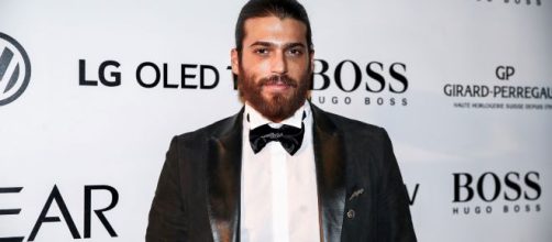 Can Yaman descansa en N&aacute;poles mientras contin&uacute;a su gira por Europa