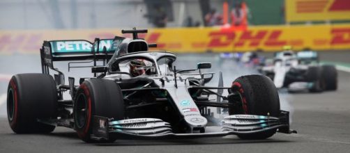 Hasta los adversarios empujan para que Lewis Hamilton llegue primero