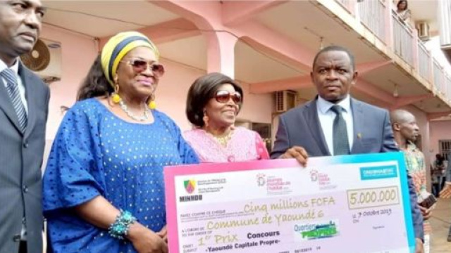 Le Maire de Yaound&eacute; 6 Recevant son prix des mains du Minhdu C&eacute;lestine Ketaca Court&egrave;s (c) Yaound&eacute; 6