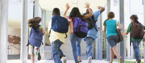 Scozia: il premier Sturgeon propone di bandire, per legge, gli schiaffi ai figli