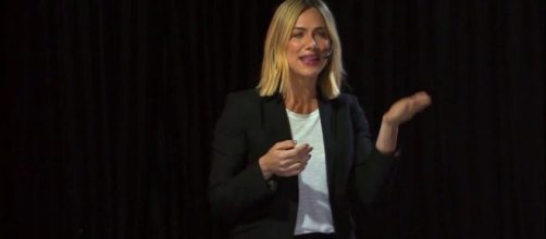 Giovanna Ewbank d&aacute; palestra e fala sobre ado&ccedil;&atilde;o. (Reprodu&ccedil;&atilde;o/Youtube/@TEDx Talks)