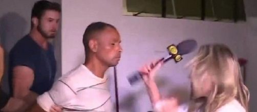 Suspeito de matar Aline cospe em rep&oacute;rter. (Reprodu&ccedil;&atilde;o/ Record TV)