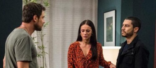 Os dois ir&atilde;o se encarar e amea&ccedil;ar um embate, mas Chiclete sair&aacute; para n&atilde;o prejudicar Vivi em 'A Dona do Peda&ccedil;o'. (Reprodu&ccedil;&atilde;o/TV Globo)