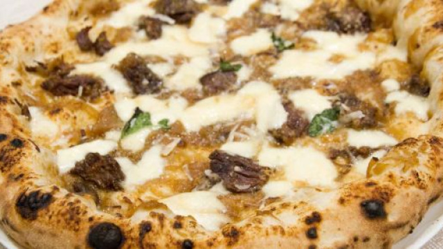 La focaccia ai funghi, un piatto tipico della Campania